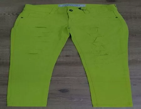 Calça sales verde rasgada