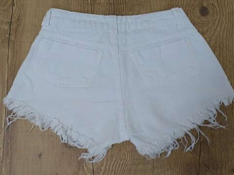 SHORTS BRANCO BARRA DESFIADA ARIENE - Branco